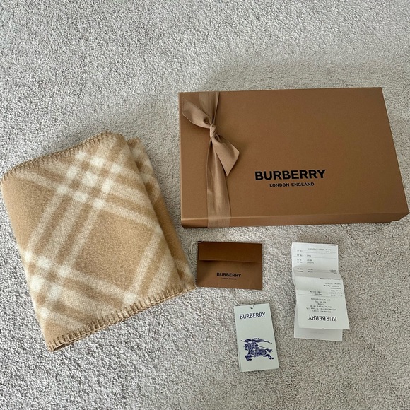 brand new Burberry beige wool scarf Item 80792511 - Picture 8 of 10
